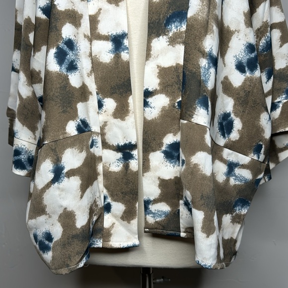 Kimono open front top Size 2X Fits from a medium if you like a oversized look - Picture 4 of 8